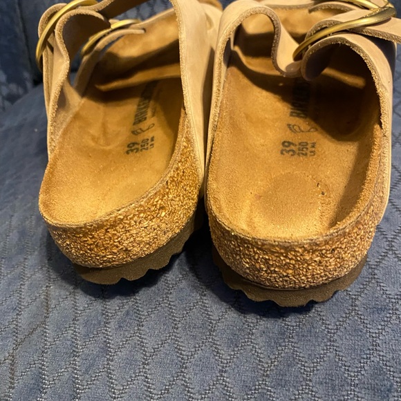 Birkenstock Beige Sandals with Gold Buckles 8-8.5 Size 39. Sandcastle Color EUC - Picture 5 of 16